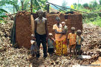 Ruanda: campaña contra techos de paja deja sin hogar a miles de pigmeos, ABRIL 2011