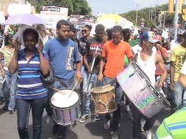 Jóvenes artistas desfilando en la marcha hacia el congreso nacional en la ciudad de Santo Domingo